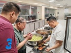 高考前夕，於学林书记和袁兵校长对金山高级中学食堂进行细致检查